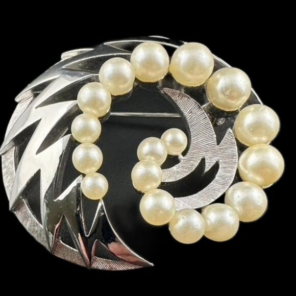 Vintage Crown Trifari Silvertone Faux Pearl Swirl Round Brooch Pin - Picture 1 of 7